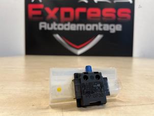 Used Antenna Amplifier Peugeot 208 II (UB/UH/UP) Price € 10,00 Margin scheme offered by Express Autodemontage