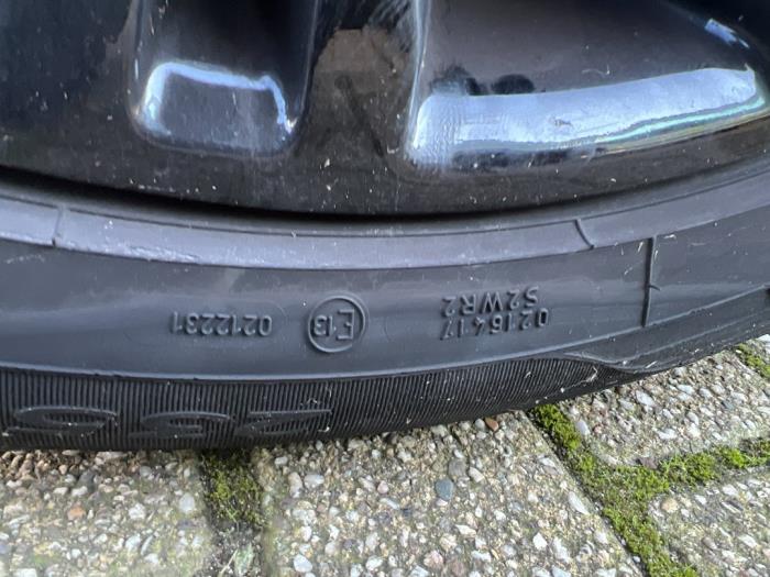 Wheel + tyre from a Land Rover Range Rover Evoque (LVJ/LVS) 2.2 TD4 16V 2014