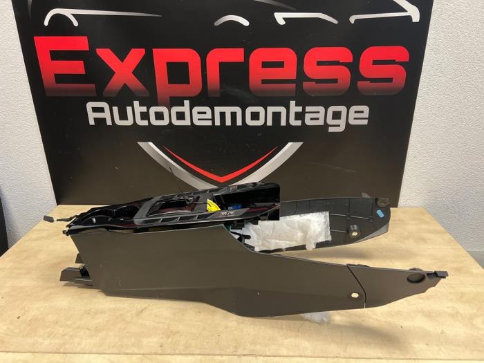 Gebrauchte Mittelkonsole DS Automobiles DS 3/Crossback (UC/UJ/UR) 1.2 12V PureTech 130 Preis € 181,50 Mit Mehrwertsteuer angeboten von Express Autodemontage
