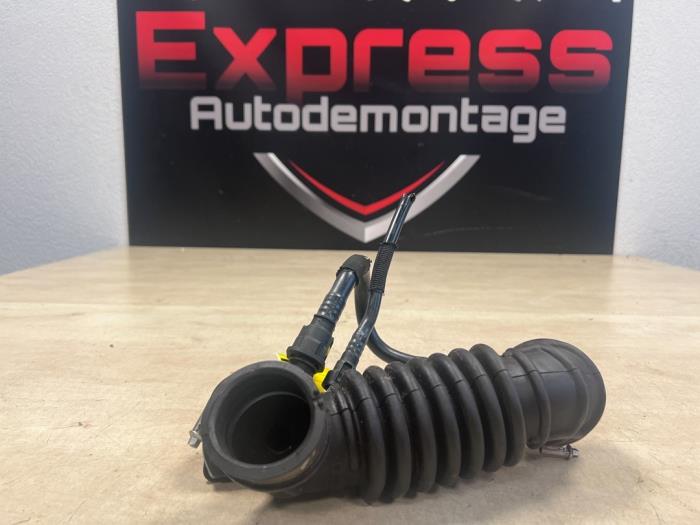 Air intake hose from a Opel Karl 1.0 12V 2018