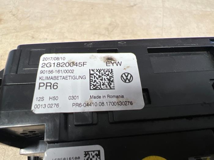 Panel de control de calefacción de un Volkswagen Polo VI (AW1) 1.0 TSI 12V 2018