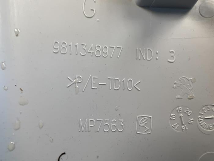 Cubierta embellecedor C izquierda de un Peugeot 5008 II (M4/MC/MJ/MR) 1.2 12V e-THP PureTech 130 2019