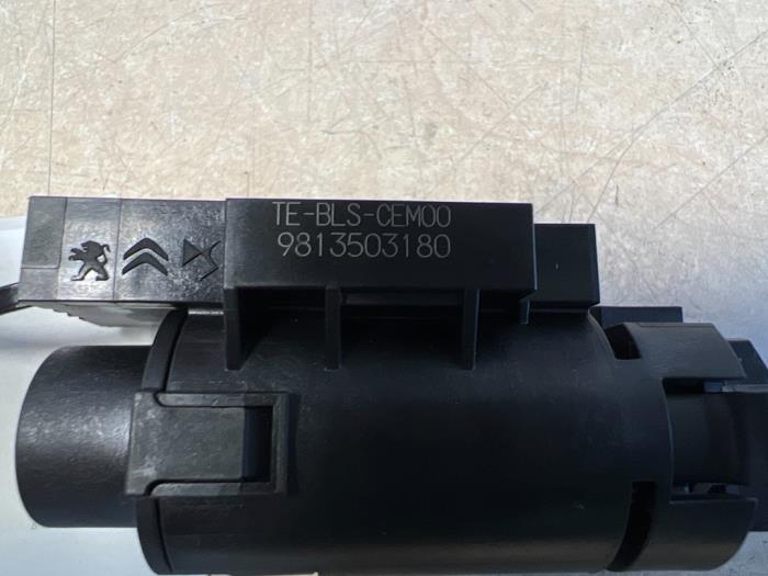 Brake light switch from a Peugeot 308 (L3/L8/LB/LH/LP) 1.2 12V e-THP PureTech 130 2020