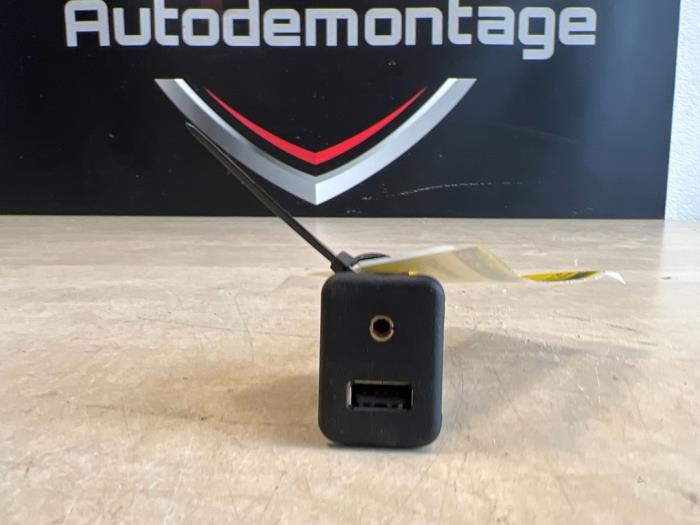 Connexion USB d'un Opel Corsa E 1.0 SIDI Turbo 12V 2015