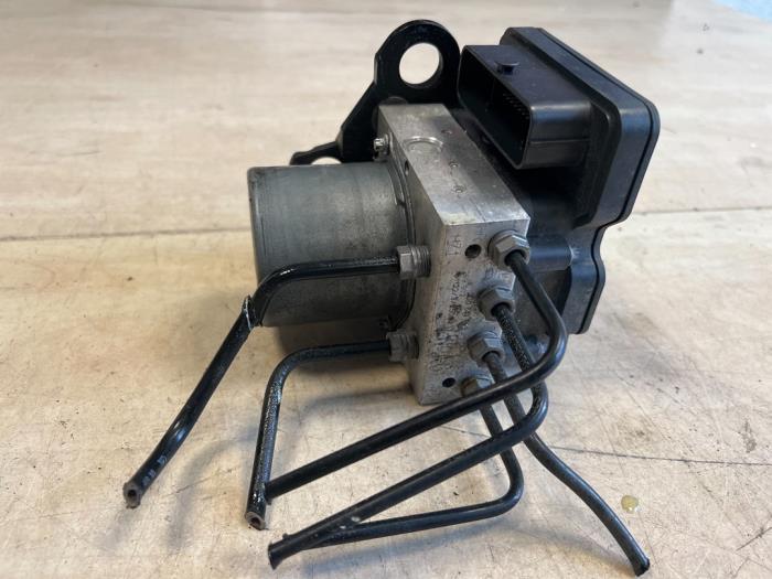 ABS-pump från en Volkswagen Polo VI (AW1) 1.0 12V BlueMotion Technology 2019