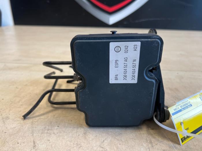ABS-pump från en Volkswagen Polo VI (AW1) 1.0 12V BlueMotion Technology 2019