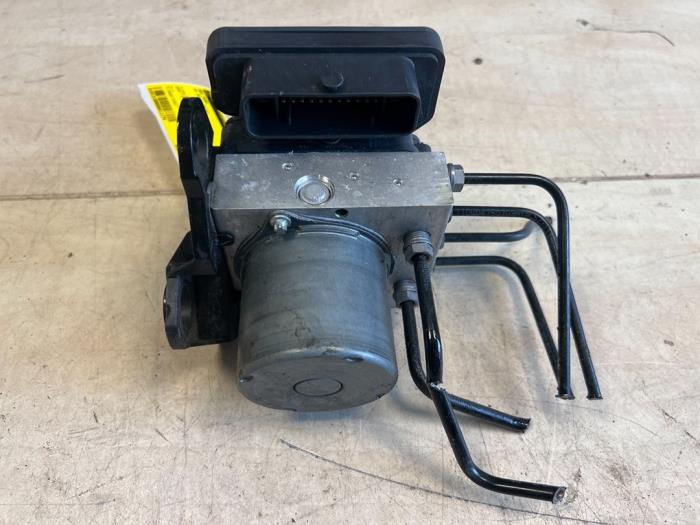 ABS-pump från en Volkswagen Polo VI (AW1) 1.0 12V BlueMotion Technology 2019