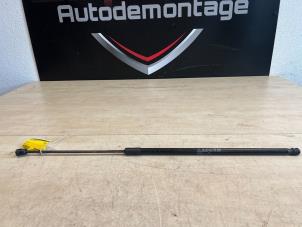 Begagnade Gasfjäder, motorhuv, höger Audi A3 Sportback (8YA) 1.4 45 TFSIe 16V Pris € 15,00 Marginaltabell erbjuds av Express Autodemontage