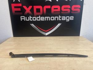 Usagé Cadre pare-brise Peugeot 5008 II (M4/MC/MJ/MR) 2.0 BlueHDi 180 16V Prix € 20,00 Règlement à la marge proposé par Express Autodemontage