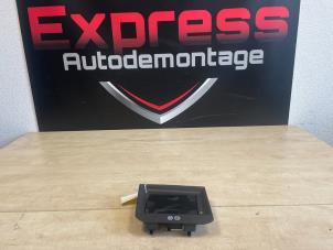 Used Draadloze oplader Peugeot 5008 II (M4/MC/MJ/MR) 2.0 BlueHDi 180 16V Price € 49,00 Margin scheme offered by Express Autodemontage