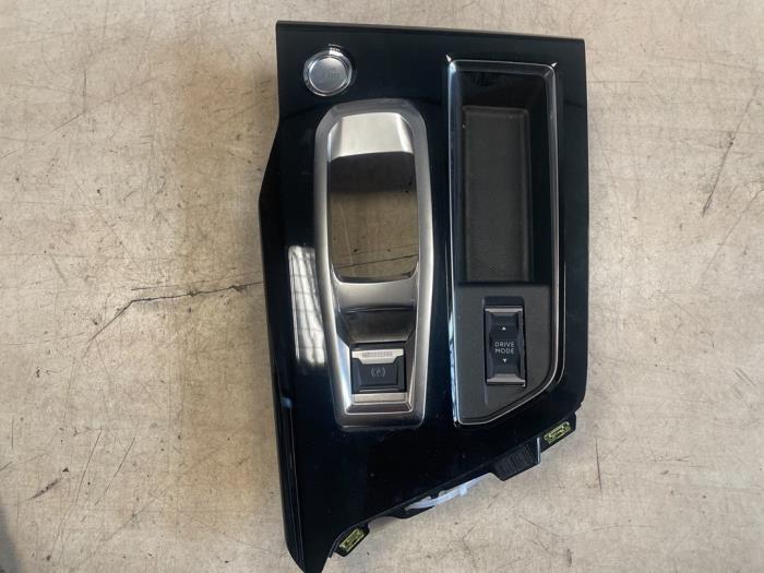 Middle console from a Peugeot 5008 II (M4/MC/MJ/MR) 2.0 BlueHDi 180 16V 2021