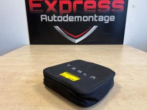 Usados Cable de carga vehículo híbrido Tesla Model 3 EV AWD Precio € 169,40 IVA incluido ofrecido por Express Autodemontage
