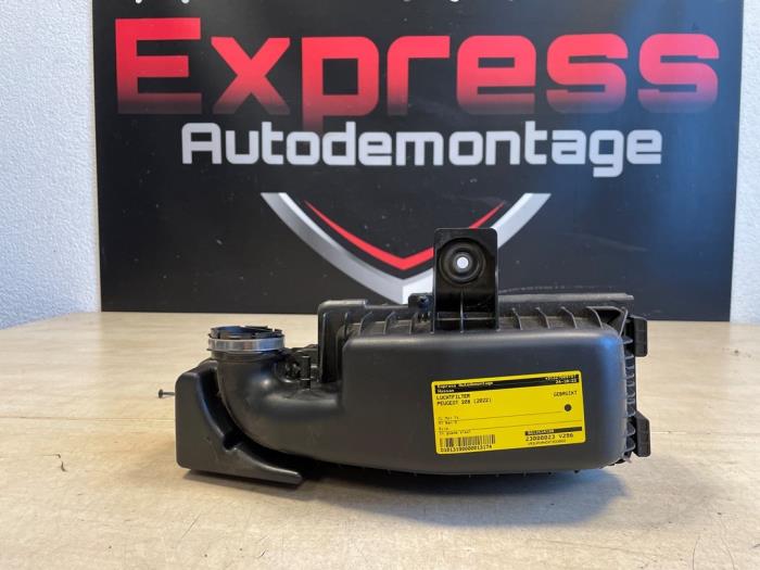 Begagnade Luftfilter Peugeot 208 II (UB/UH/UP) 1.2 Vti 12V PureTech 75 Pris € 32,67 Inklusive moms erbjuds av Express Autodemontage