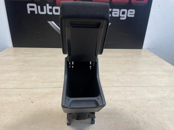 Armrest from a Volkswagen Polo VI (AW1) 1.0 MPi 12V 2018