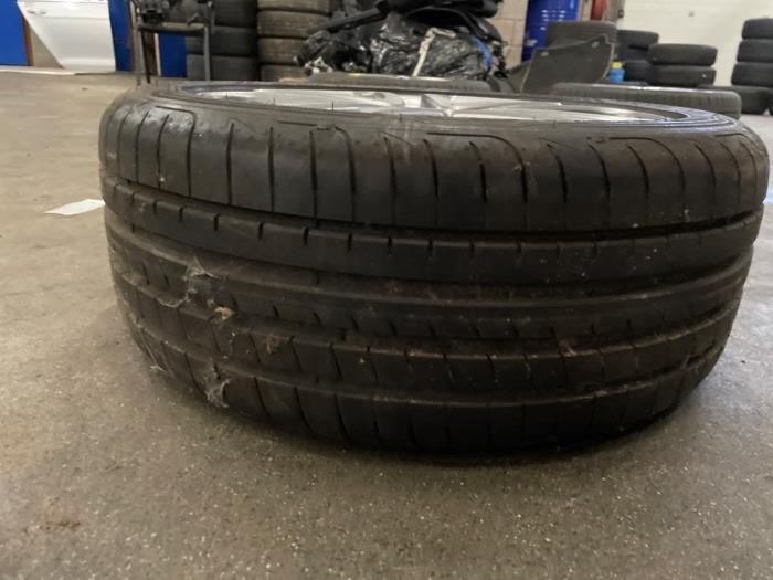 Felge + Reifen van een Mercedes-Benz A (W176) 1.6 A-160 16V 2017