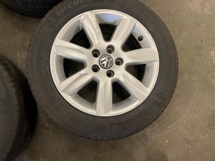 Set of wheels + tyres from a Volkswagen Polo V (6R) 1.2 TDI 12V BlueMotion 2014