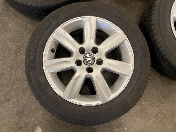 Juego de llantas y neumáticos de un Volkswagen Polo V (6R) 1.2 TDI 12V BlueMotion 2014