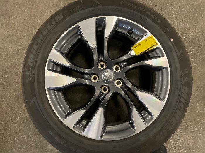 Felge + Reifen van een Opel Grandland/Grandland X 1.2 Turbo 12V 2019