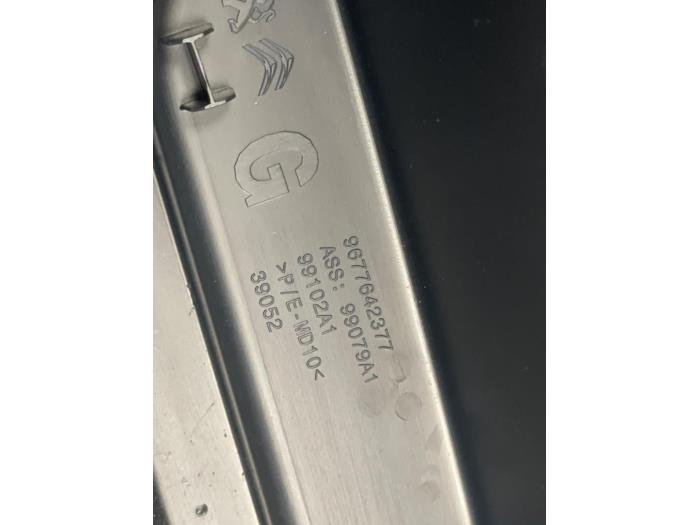 Parcel shelf bracket from a Peugeot 308 (L3/L8/LB/LH/LP) 1.2 12V e-THP PureTech 130 2020