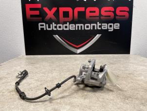 Used Front brake calliper, left Peugeot 308 (F3/FB/FH/FM/FP) 1.2 12V PureTech 110 Price on request offered by Express Autodemontage