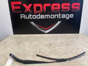 Used Front wiper arm Mercedes A (W176) 2.2 A-200 CDI, A-200d 16V Price on request offered by Express Autodemontage