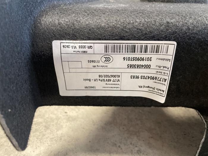 Tapicerka pokrywy bagaznika lewa z Mercedes-Benz A Limousine (177.1) 1.5 A-180d 2019