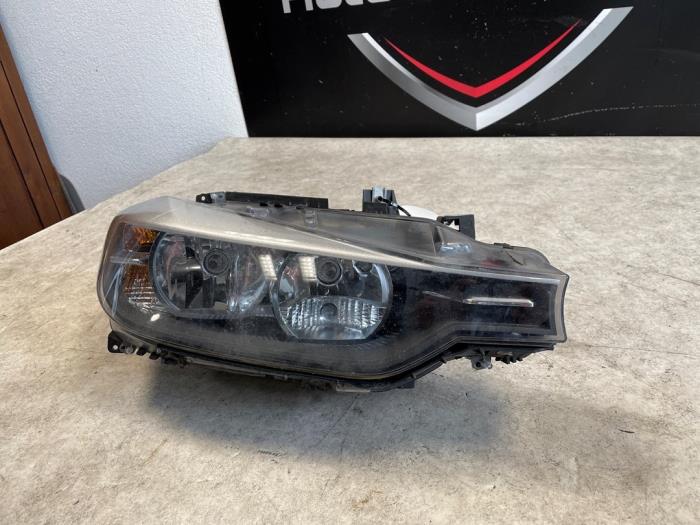 Headlight, left from a BMW 3 serie Touring (F31) 318d 2.0 16V 2014
