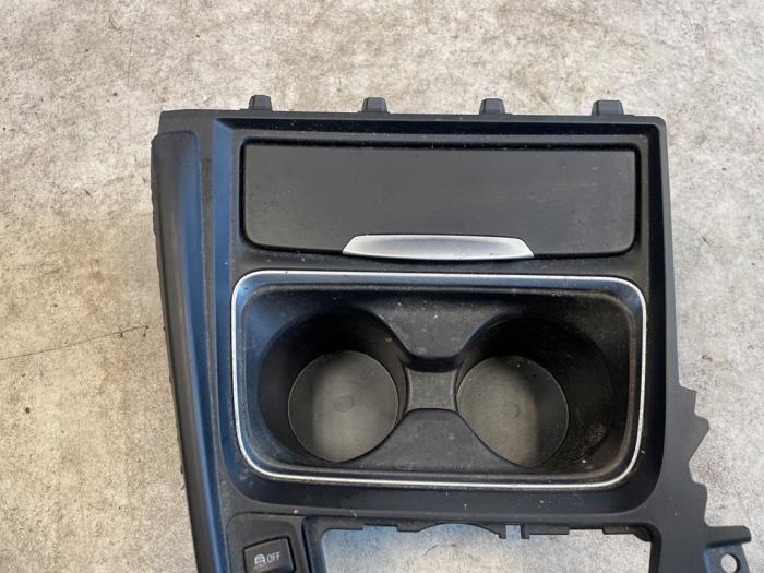 Soporte de tazas de un BMW 3 serie Touring (F31) 318d 2.0 16V 2014