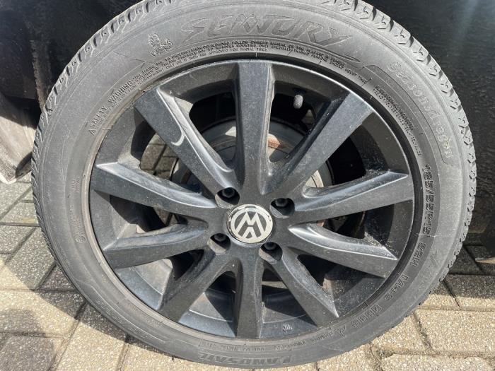 Juego de llantas y neumáticos de un Volkswagen Up! (121) 1.0 12V 60 2014