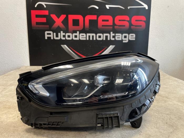 Używane Reflektor lewy Mercedes C (W206) C-180 1.5 EQ Boost Cena € 750,00 Procedura marży oferowane przez Express Autodemontage