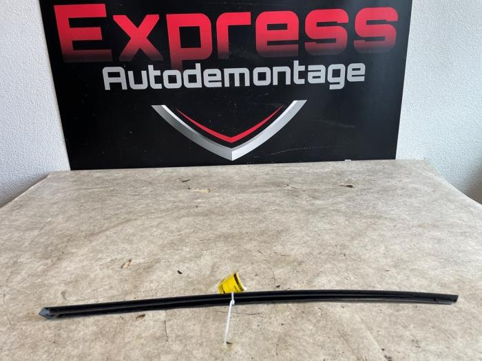 Begagnade Dekorstripe Seat Leon Sportstourer (KLF) 1.5 TSI 16V Pris på förfrågan erbjuds av Express Autodemontage