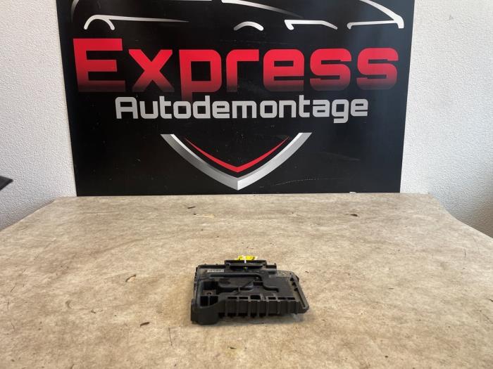 Begagnade Batterilåda Kia Picanto (JA) 1.0 12V Pris € 14,00 Marginaltabell erbjuds av Express Autodemontage