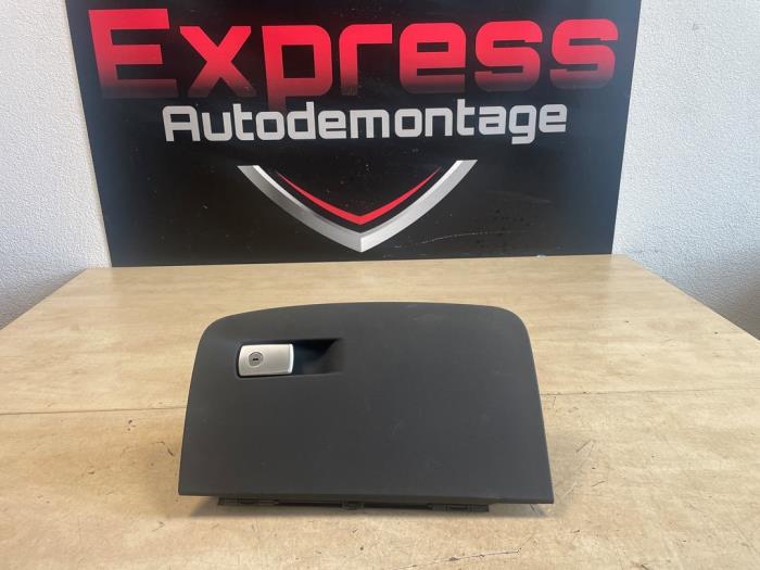 Begagnade Handskfack BMW 5 serie Touring (G31) 530e xDrive 2.0 Turbo 16V Pris € 80,00 Marginaltabell erbjuds av Express Autodemontage