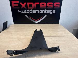 Używane Slupek srodkowy prawy Peugeot 308 (L3/L8/LB/LH/LP) 1.2 12V e-THP PureTech 130 Cena € 40,00 Procedura marży oferowane przez Express Autodemontage