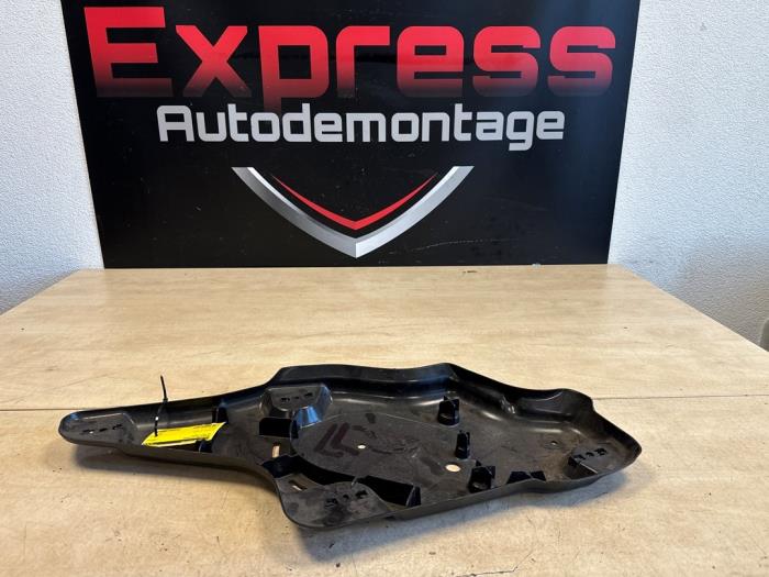 Begagnade Skydd, diverse Volkswagen Golf VII (AUA) 1.6 TDI 16V Pris € 15,00 Marginaltabell erbjuds av Express Autodemontage