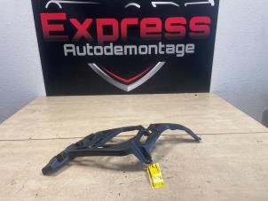 Usados Soporte de parachoques derecha detrás Peugeot 3008 II (M4/MC/MJ/MR) 1.2 12V PureTech Hybrid 48V Precio € 19,00 Norma de margen ofrecido por Express Autodemontage