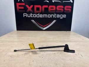 Begagnade Gasfjäder, höger bak Peugeot 3008 II (M4/MC/MJ/MR) 1.2 12V PureTech Hybrid 48V Pris € 39,00 Marginaltabell erbjuds av Express Autodemontage