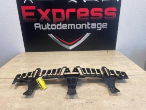 Usados Soporte de parachoques media detrás Peugeot 3008 II (M4/MC/MJ/MR) 1.2 12V PureTech Hybrid 48V Precio € 29,00 Norma de margen ofrecido por Express Autodemontage