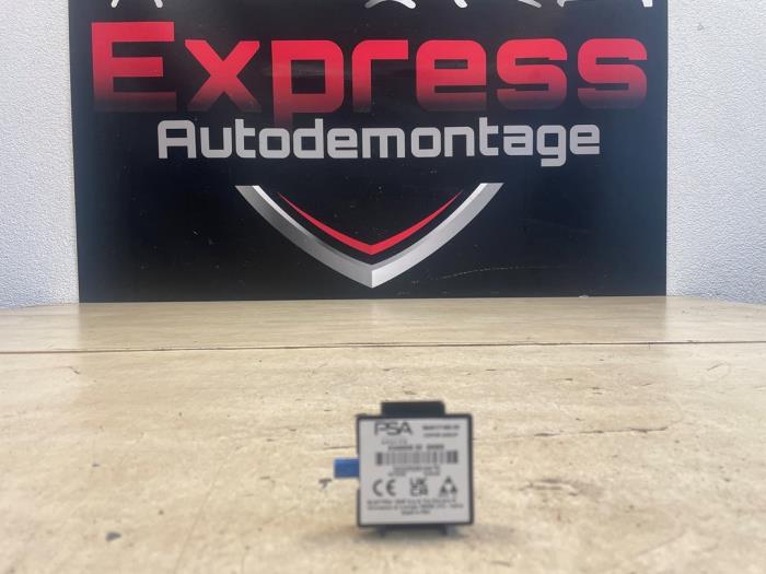 Używane Antena GPS Peugeot 3008 II (M4/MC/MJ/MR) 1.2 12V PureTech Hybrid 48V Cena € 19,00 Procedura marży oferowane przez Express Autodemontage