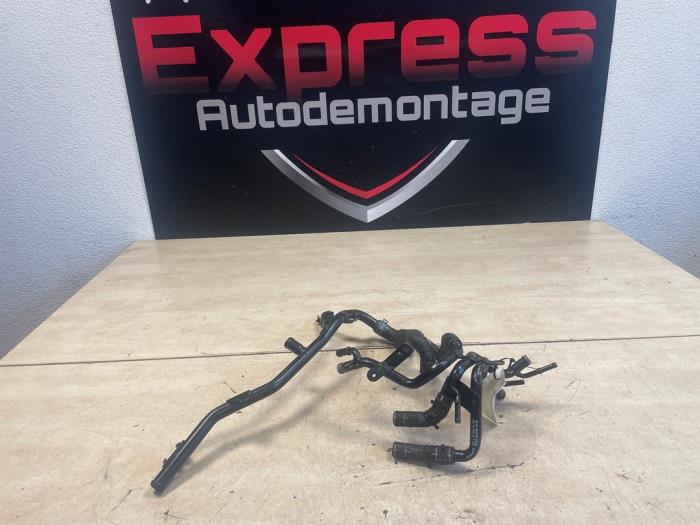 Begagnade Vattenrör Volkswagen Golf VII (AUA) 1.6 TDI 16V Pris € 25,00 Marginaltabell erbjuds av Express Autodemontage