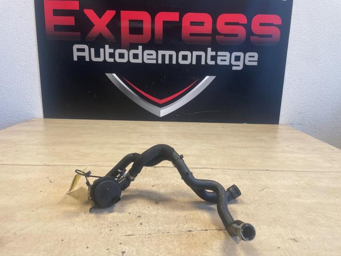 Begagnade Extra vattenpump Mercedes CLA Shooting Brake (118.6) 1.3 CLA-250 e Turbo 16V Pris € 75,00 Marginaltabell erbjuds av Express Autodemontage