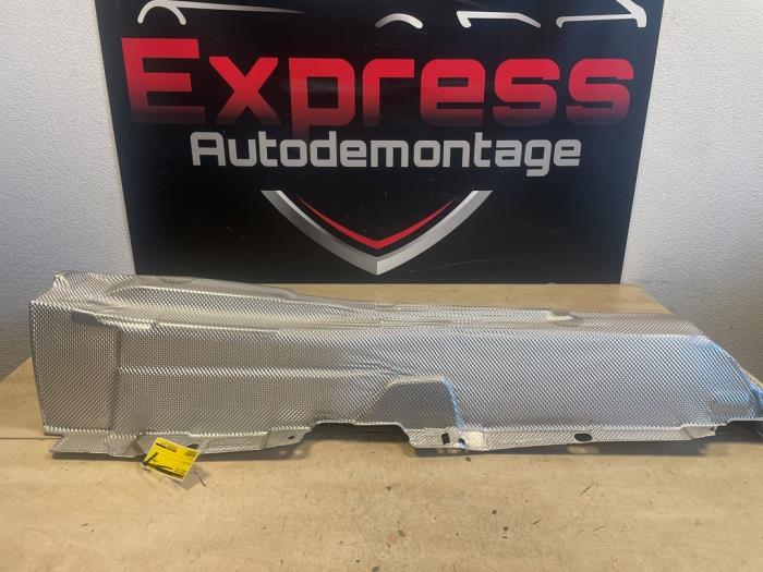 Begagnade Värmesköld Mercedes CLA Shooting Brake (118.6) 1.3 CLA-250 e Turbo 16V Pris € 60,00 Marginaltabell erbjuds av Express Autodemontage