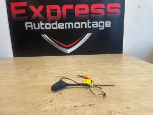 Begagnade Antenn Peugeot 208 II (UB/UH/UP) 1.2 Vti 12V PureTech 100 Pris € 15,00 Marginaltabell erbjuds av Express Autodemontage