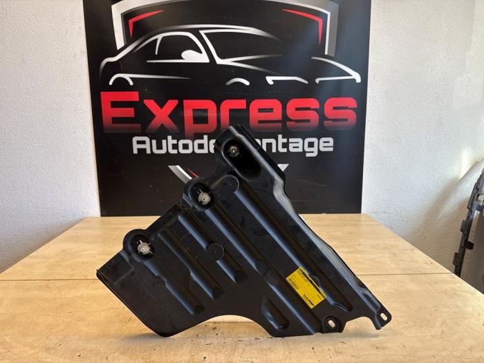 Begagnade Hasplåt Peugeot 208 II (UB/UH/UP) 1.2 Vti 12V PureTech 100 Pris € 24,00 Marginaltabell erbjuds av Express Autodemontage