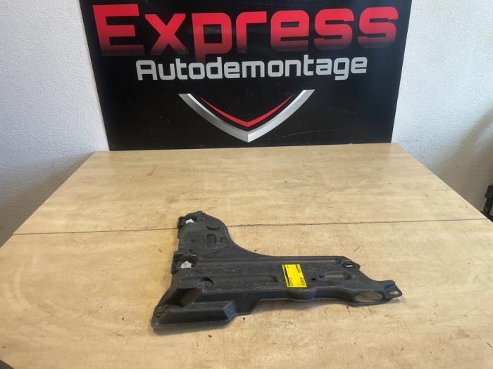 Begagnade Hasplåt Peugeot 208 II (UB/UH/UP) 1.2 Vti 12V PureTech 100 Pris € 24,00 Marginaltabell erbjuds av Express Autodemontage