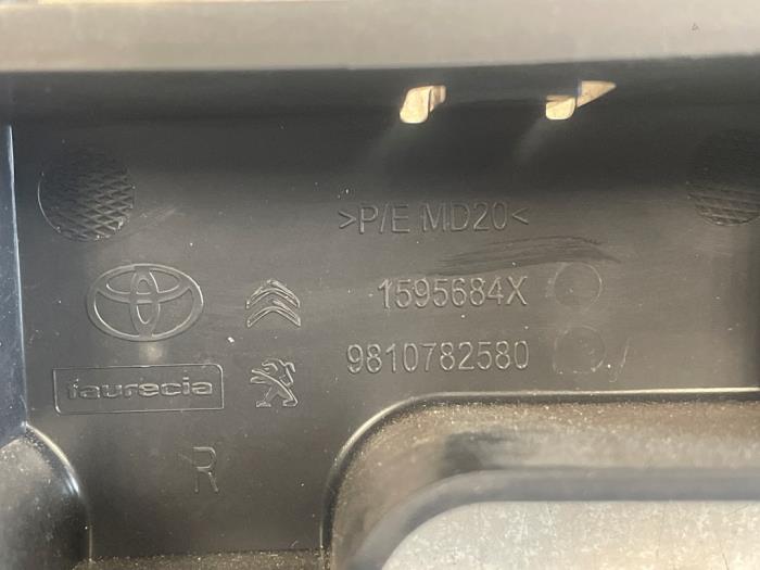 Stötfångarfäste, höger bak från en Peugeot Expert (V1/VA/VB/VE/VF/VT/VY) 2.0 Blue HDi 145 16V 2023