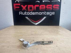 Begagnade Gångjärn, motorhuv Peugeot Expert (V1/VA/VB/VE/VF/VT/VY) 2.0 Blue HDi 145 16V Pris € 40,00 Marginaltabell erbjuds av Express Autodemontage