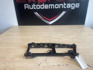 Begagnade Stötfångarfäste, vänster bak Peugeot Expert (V1/VA/VB/VE/VF/VT/VY) 2.0 Blue HDi 145 16V Pris € 25,00 Marginaltabell erbjuds av Express Autodemontage
