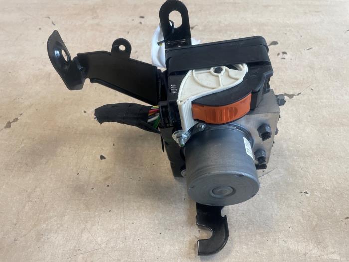 ABS-pump från en Peugeot Expert (V1/VA/VB/VE/VF/VT/VY) 2.0 Blue HDi 145 16V 2023