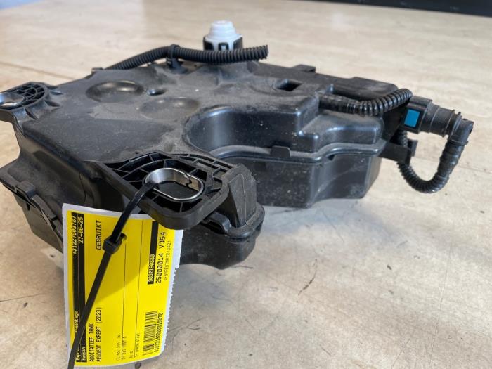 Tillsatsmedelstank från en Peugeot Expert (V1/VA/VB/VE/VF/VT/VY) 2.0 Blue HDi 145 16V 2023